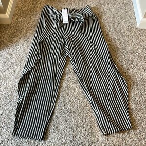 New (NWOT) Black & White Printed Harem Pants w ties at the waist Lightweight
